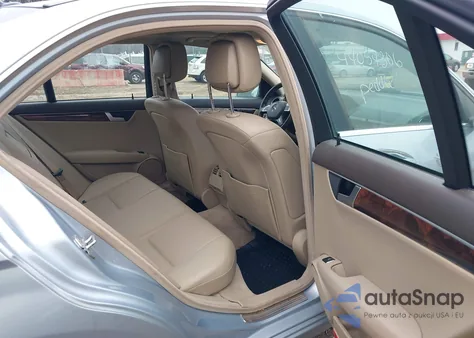 2013 Mercedes-Benz C 250 Luxury z USA, uszkodzony, nr VIN WDDGF4HB7DF974027